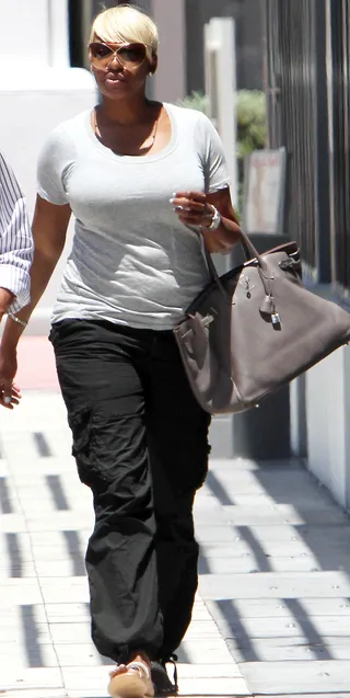 Big Shades - NeNe’s uber-glam sunnies — worn with a t-shirt and sweatpants — gave her casual daytime look a fancy upgrade.  (Photo: BRJ/FameFlynet Pictures)