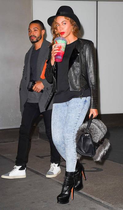 Throwback Snacks - Beyoncé&nbsp;indulges in an extra large Slurpee while heading out of her office in New York City.(Photo: Splash News)