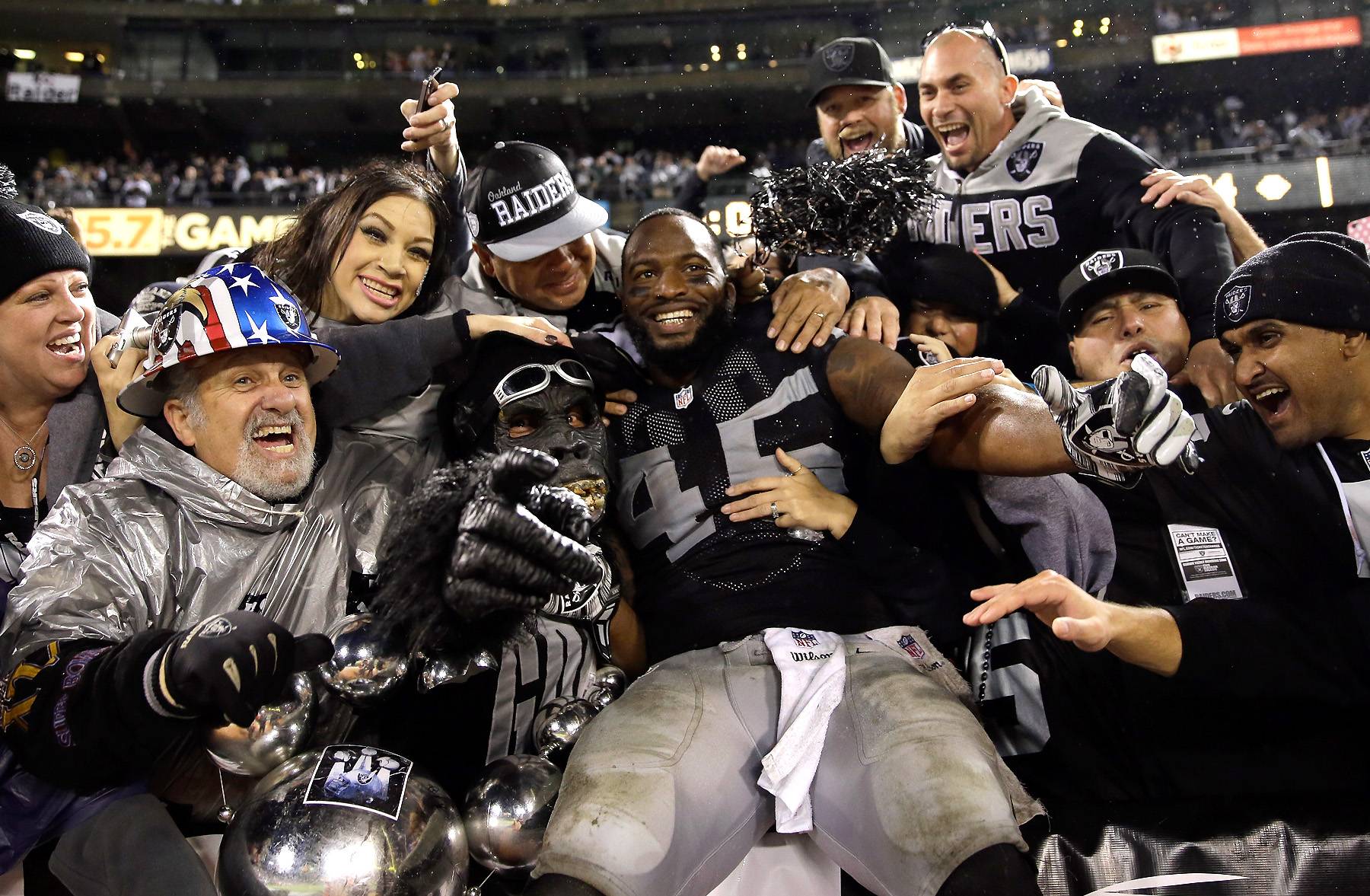 Raiders fans pay homage during potential last game in Oakland