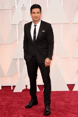 Mario Lopez - The Extra host gets straight to business in a classic black suit and tie.&nbsp;  (Photo: Jason Merritt/Getty Images)
