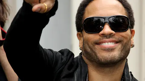Lenny Does Paris - Rocker Lenny Kravitz smiles and waves at fans as he departs the taping of the French television show Vivement Dimanche in Paris. (Photo: WENN.com)