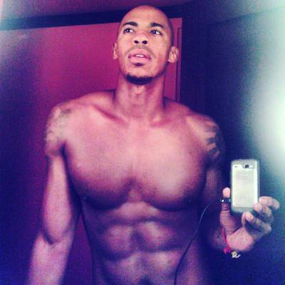Mehcad Brooks&nbsp;@mehcadbrooks - The Supergirl actor blessed the 'gram with this #TBT of him flexin' in the mirror. #Yassss(Photo: Mehcad Brooks via Instagram)