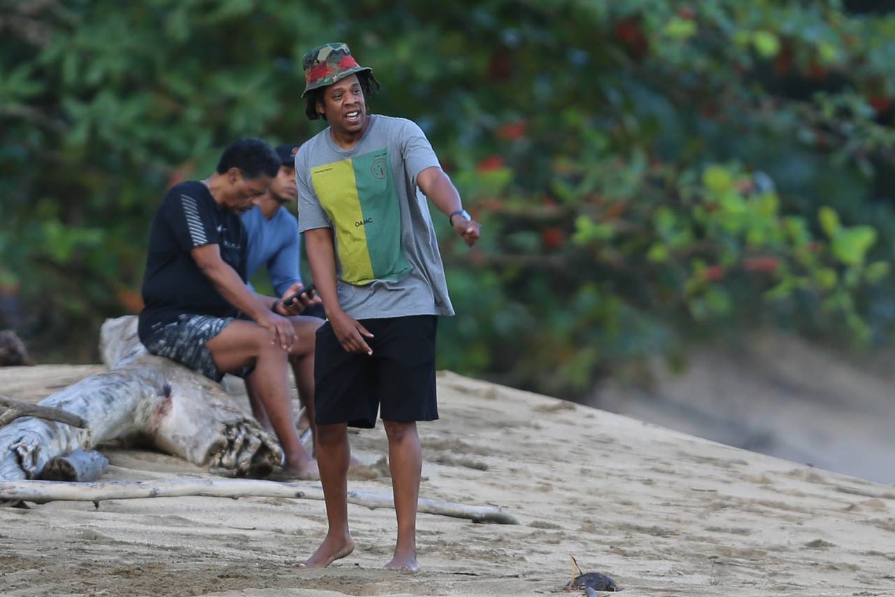 Jay-Z gets in a beach workout in Hawaii