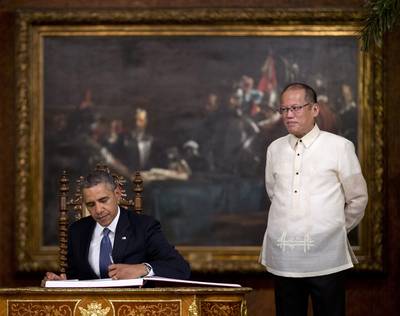 The President's Signature - Philippine President Benigno Aquino III stood beside&nbsp;President Obama as he signed a guest book in the Malacanang Palace in Manila on Monday.(Photo: AP Photo/Carolyn Kaster)