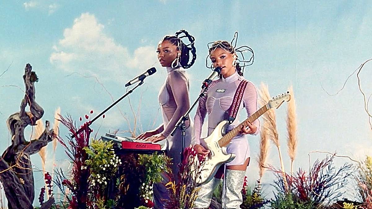 Chloe x Halle are flawless! Beyonce's teen protégés sing America