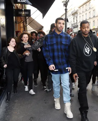 Fan Out - Drake&nbsp;is followed by a flock a teenage girls while shopping at Cartier in Paris.&nbsp;(Photo: KCS Presse / Splash News)&nbsp;
