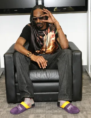 Relaxed - Uncle Snoop relaxes backstage. (Photo: Bennett Raglin/BET/Getty Images for BET)