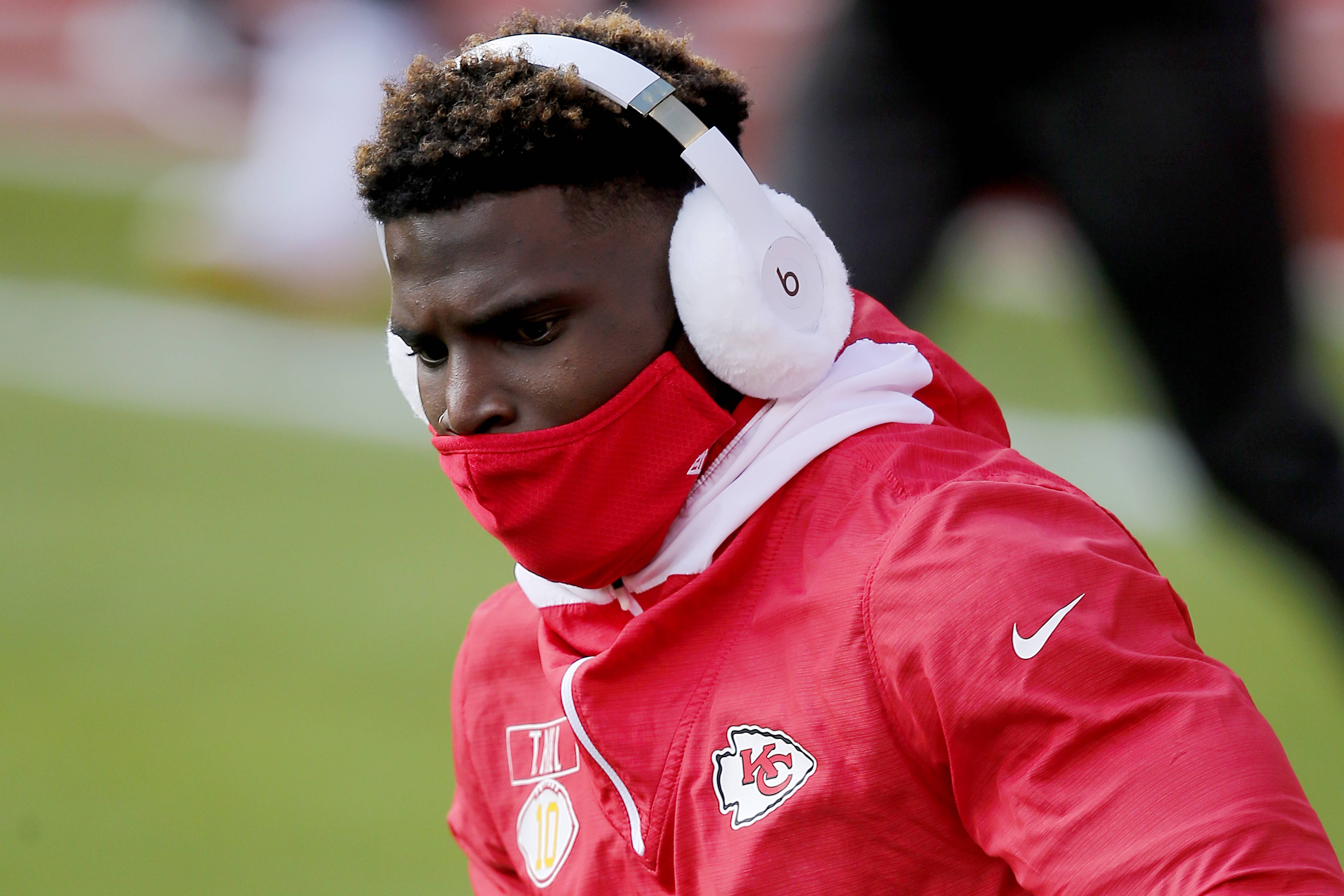 KANSAS CITY, MISSOURI - JANUARY 17: Wide receiver Tyreek Hill #10 of the Kansas City Chiefs warms up prior to the AFC Divisional Playoff game against the Cleveland Browns at Arrowhead Stadium on January 17, 2021 in Kansas City, Missouri. (Photo by David Eulitt/Getty Images)