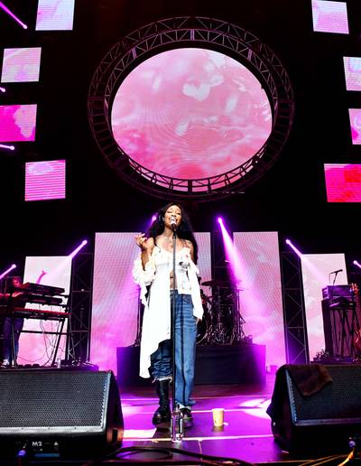 SZA Performs 'Love Galore'