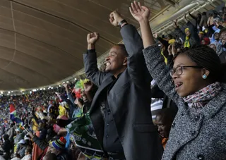 Cheering for Mandela - (Photo: AP Photo/Bernat Armangue)