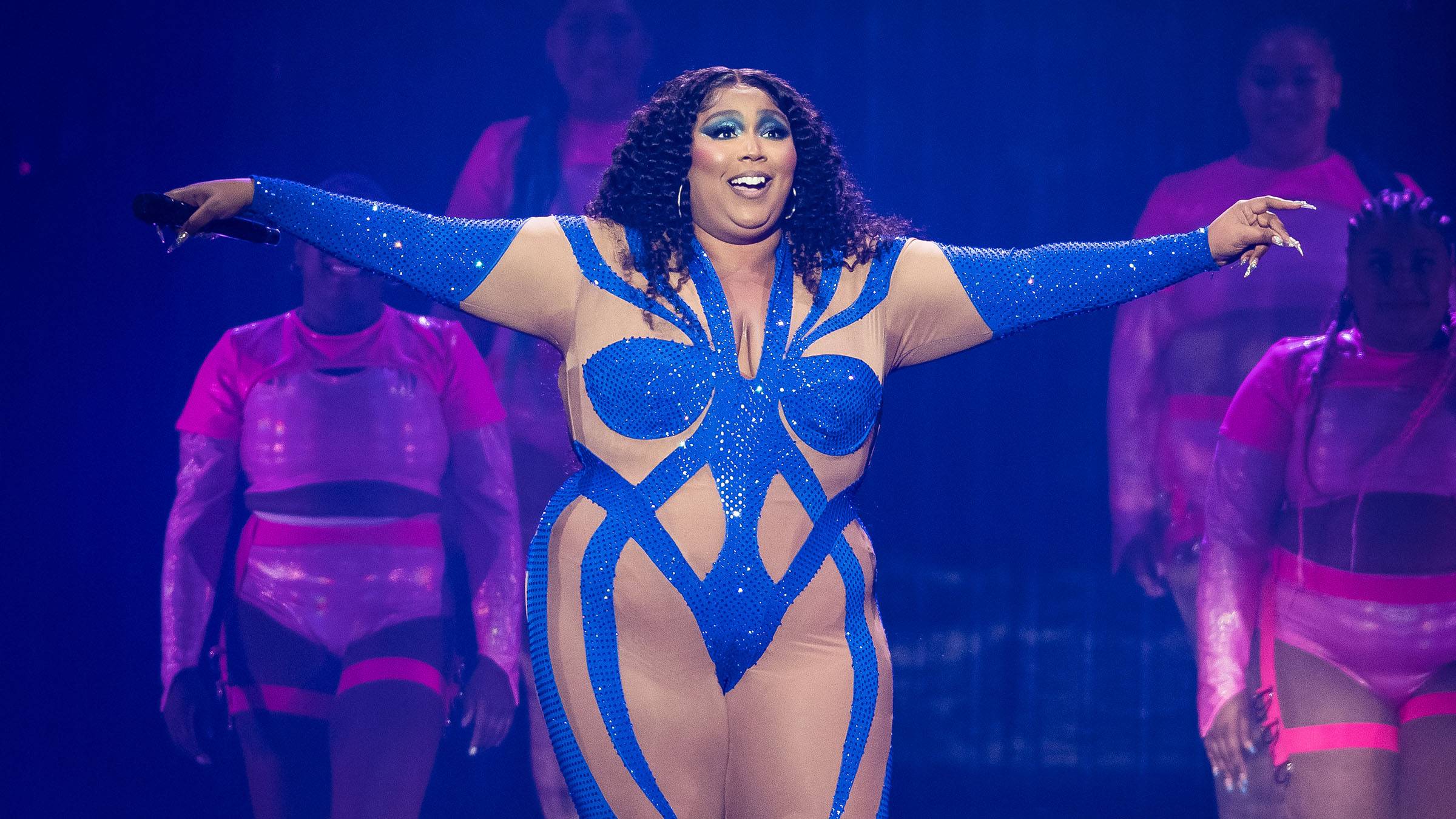 Lizzo is a vision in lavender at her first-ever Brazilian performance at  the  Space in Rio