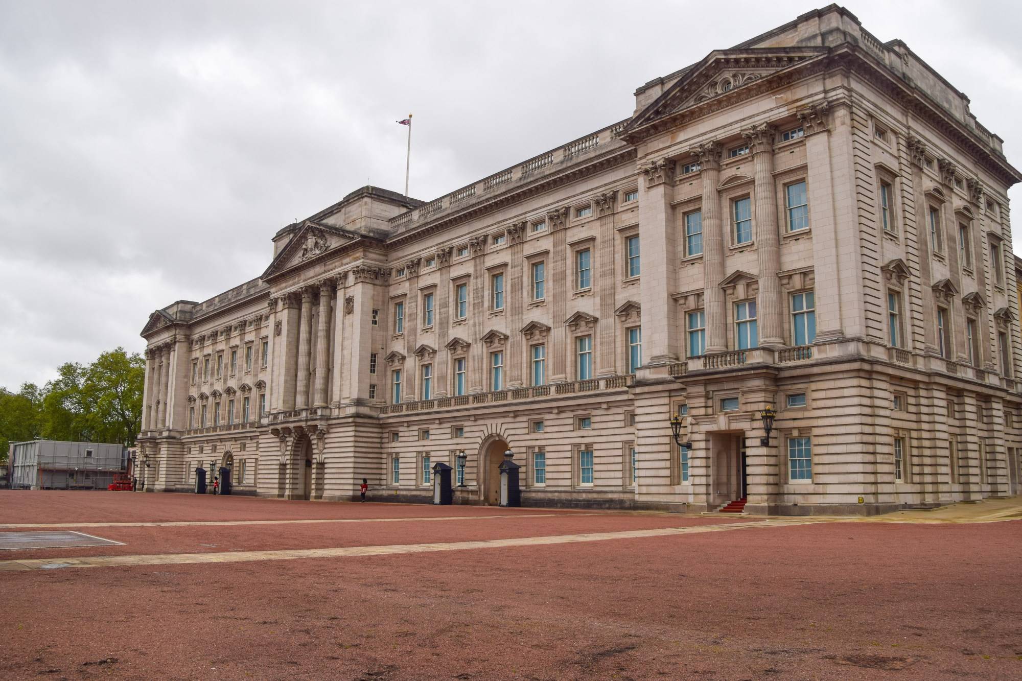 LONDON, UNITED KINGDOM - 2021/05/21: Exterior view of Buckingham Palace in London. (Photo by Vuk Valcic/SOPA Images/LightRocket via Getty Images)