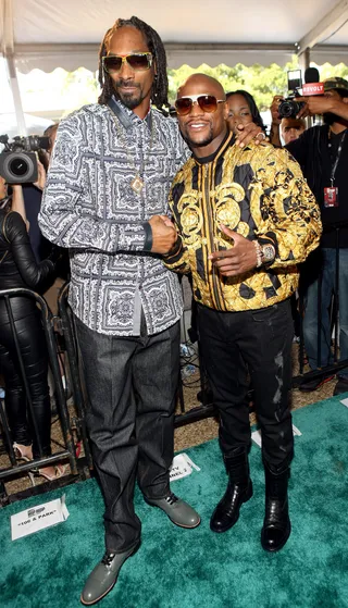 Uncle Snoop and Floyd Mayweather - Uncle Snoop and Floyd Mayweather share a moment on the green carpet before Unc's big night hosting.&nbsp;(Photo: Bennett Raglin/BET/Getty Images for BET)