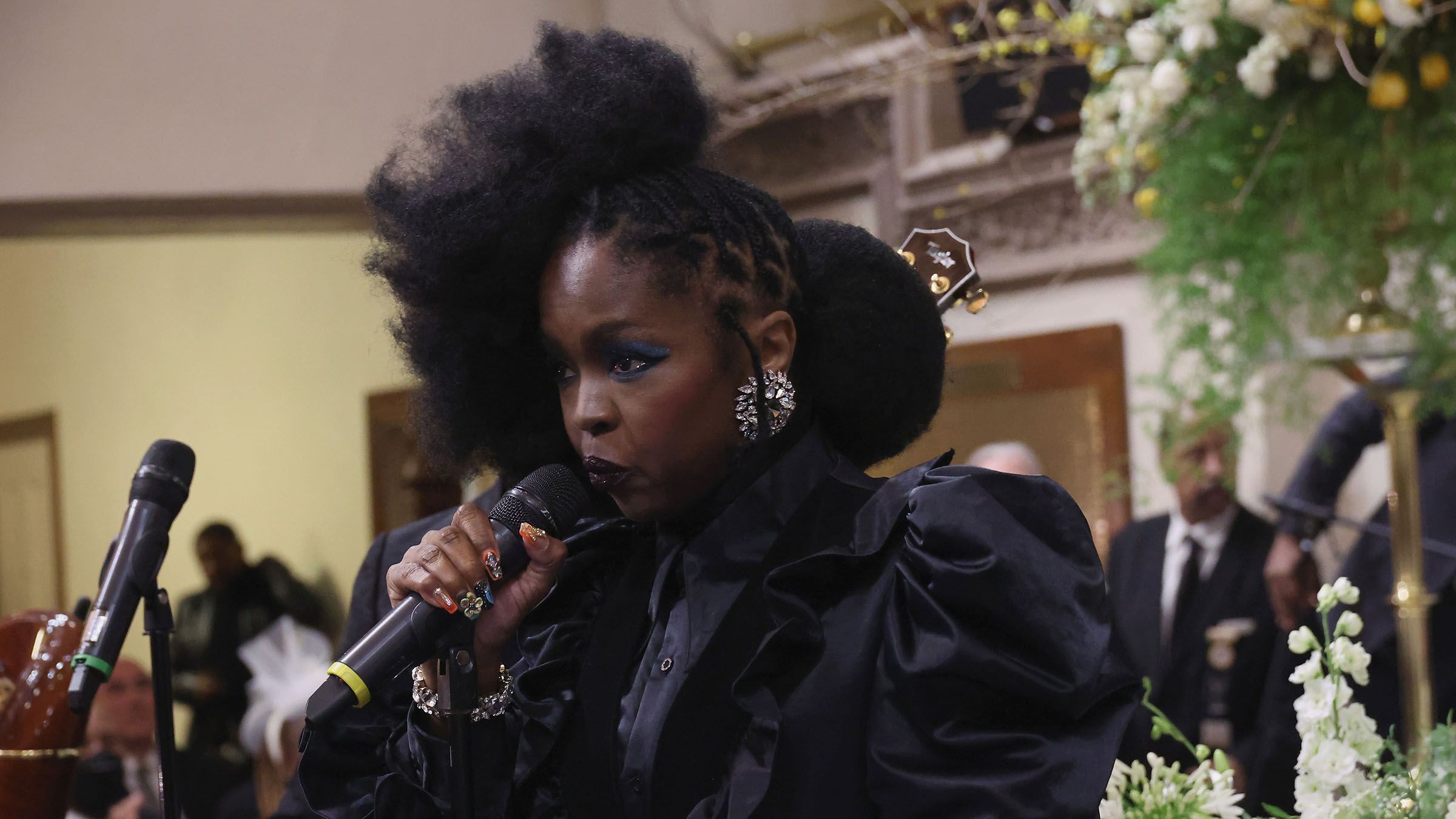 BET Current Lauryn Hill Delivers Tearful Tribute to Roberta Flack at
