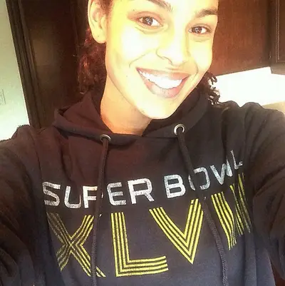 Jordin Sparks - No need to draw lines in the sand here! The singer just loves supporting the game. We think she looks adorable in her Super Bowl XLVIII hoodie.  (Photo: Jordin Sparks via Instagram)