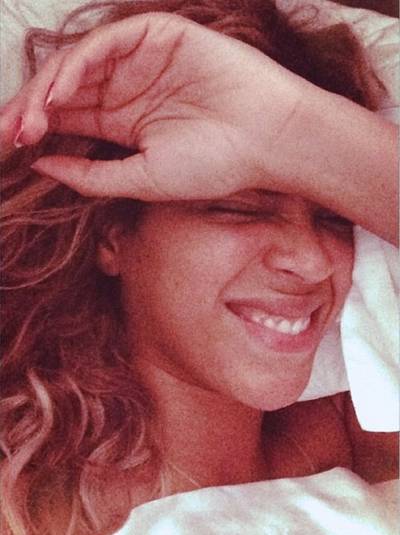013014-fashion-beauty-beyonce-in-bed.jpg