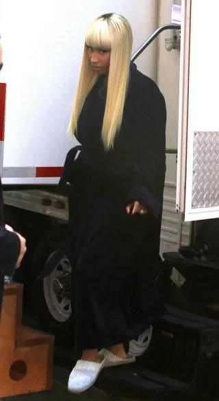 Welcome to Hollywood - Nicki Minaj is spotted leaving her trailer on her first day of filming The Other Woman in NYC. (Photo: 247PapsTV/ Splash News)