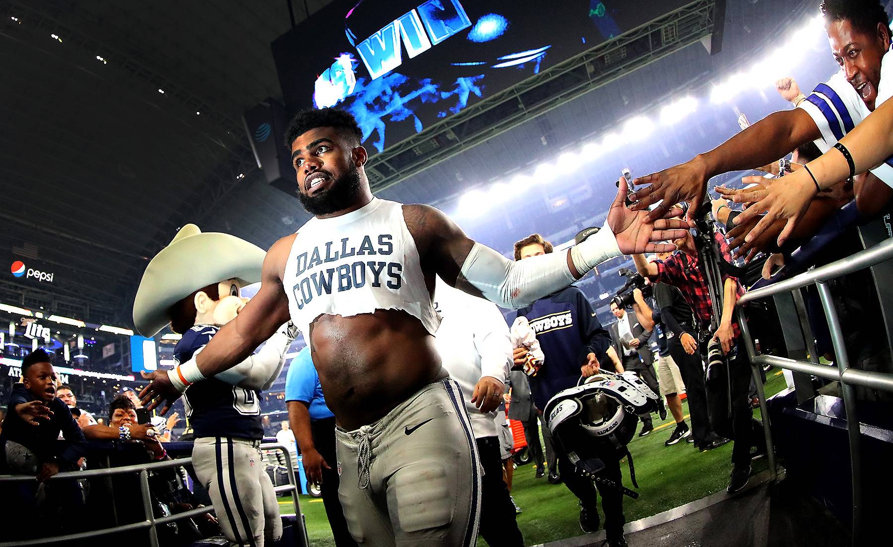 Ezekiel Elliott Filmed Pulling Down Woman's Shirt at St. Patrick's Day  Parade