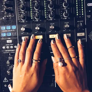 Hannah Bronfman - For a recent DJ gig, Hannah delivers a cool graphic print and two-tone tips in shades of gray and cream, paired with edgy silver rings.  (Photo: Hannah Bronfman via Instagram)