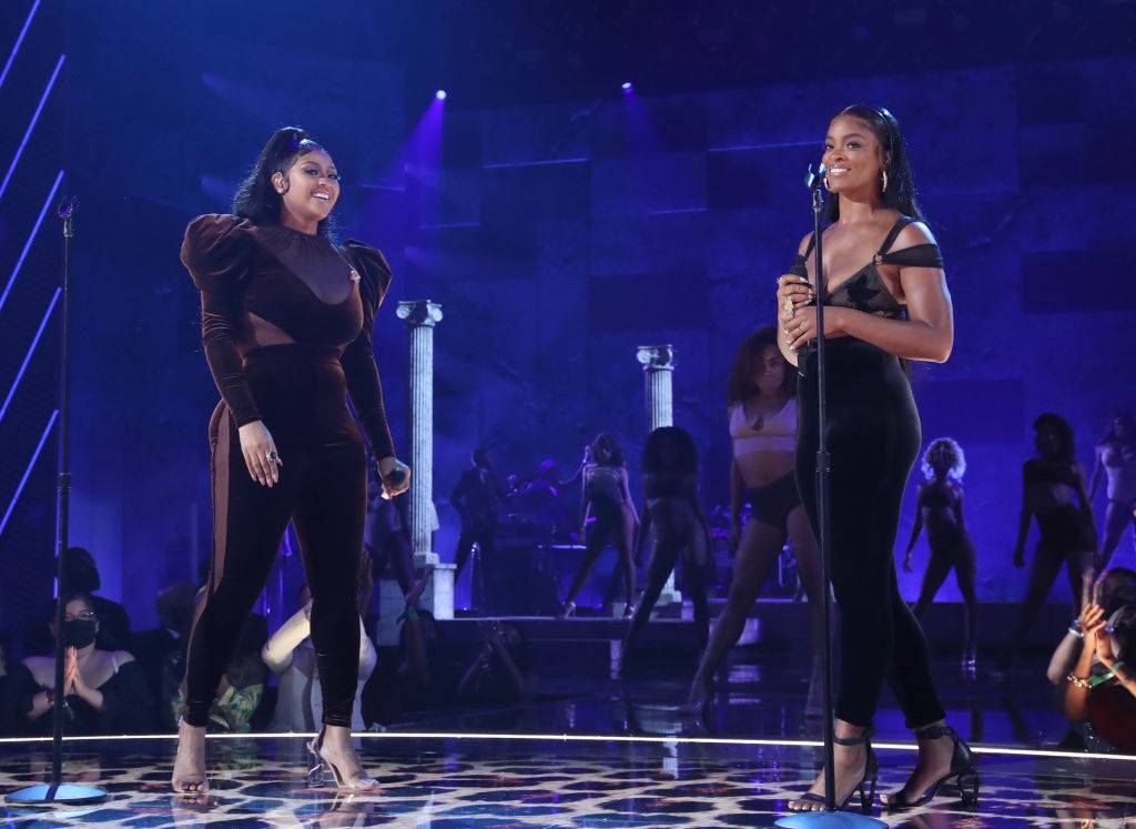 LOS ANGELES, CALIFORNIA - JUNE 27: (L-R) Jazmine Sullivan and Ari Lennox perform onstage at the BET Awards 2021 at Microsoft Theater on June 27, 2021 in Los Angeles, California. (Photo by Bennett Raglin/Getty Images for BET)