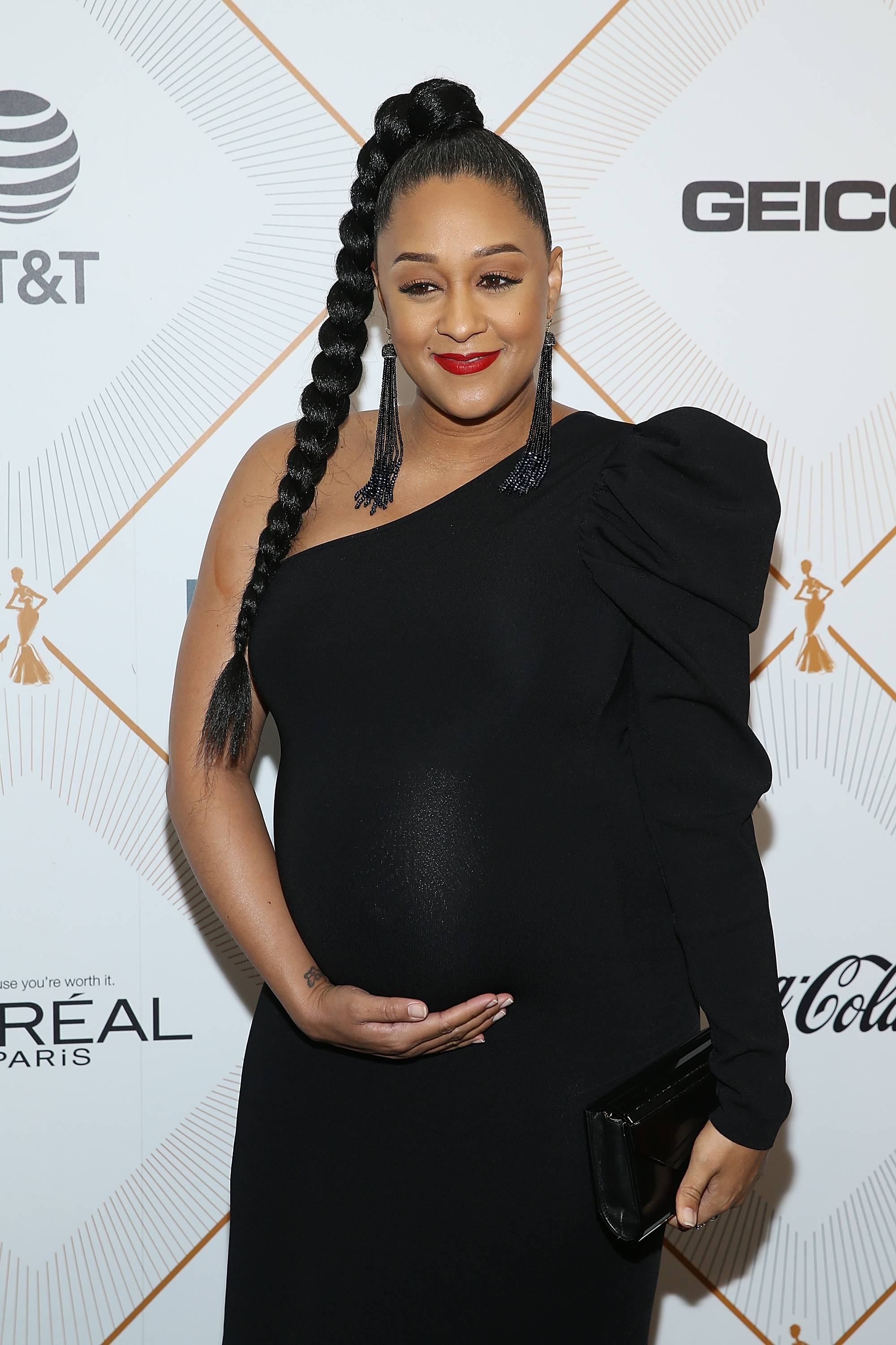 WATCH! 8Month Preggo Tia Mowry's 'Love Letter' To Her Maternity Pants