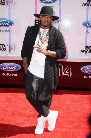 Ne-Yo - The best-selling R&amp;B crooner and producer invoked his inner hipster, teaming comfy knits with layers of beaded necklaces and a floppy chapeau.(Photo: Earl Gibson III/Getty Images for BET)