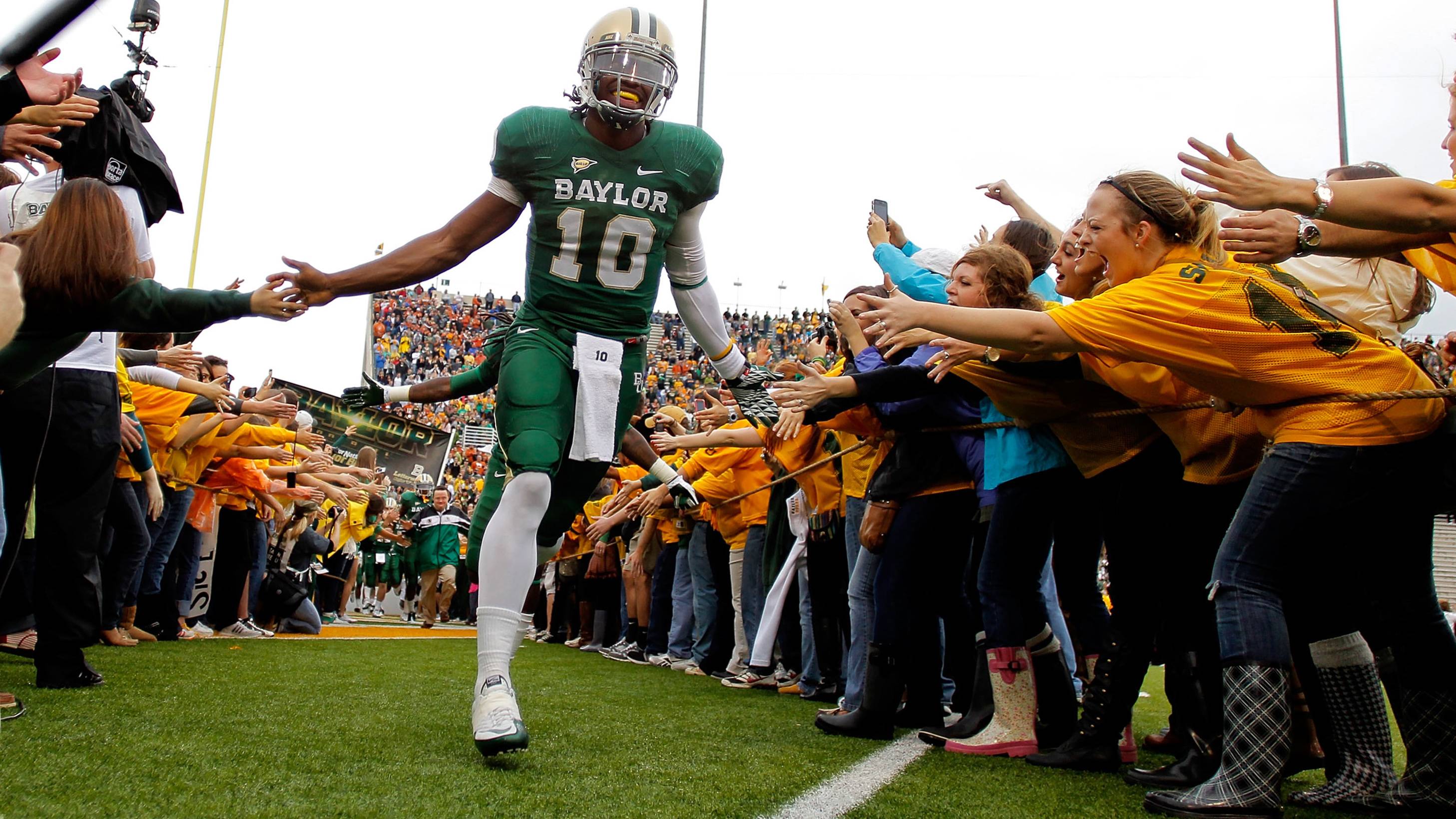 Baylor Quarterback Robert Griffin III Has Look of a Heisman Trophy