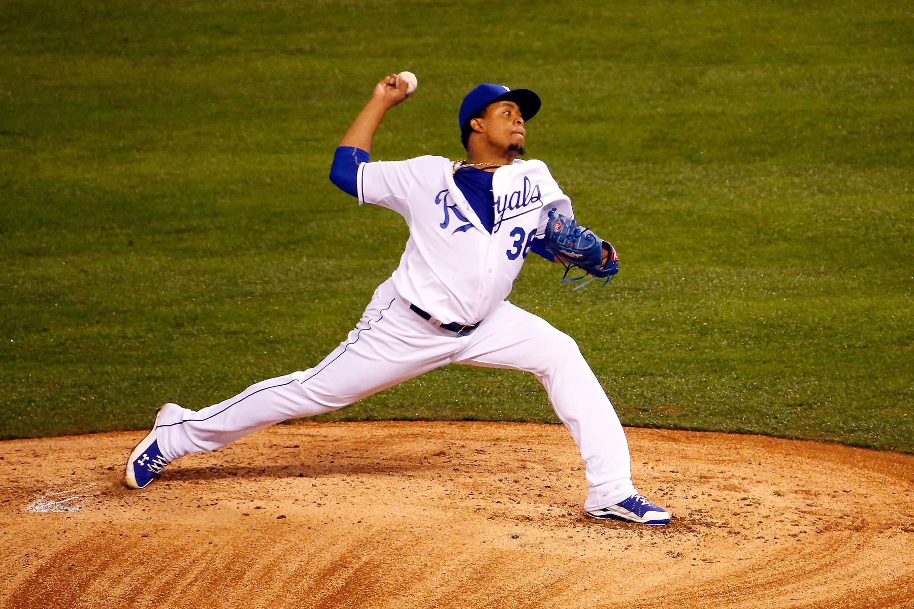 Royals pitcher Edinson Volquez loses father before taking mound