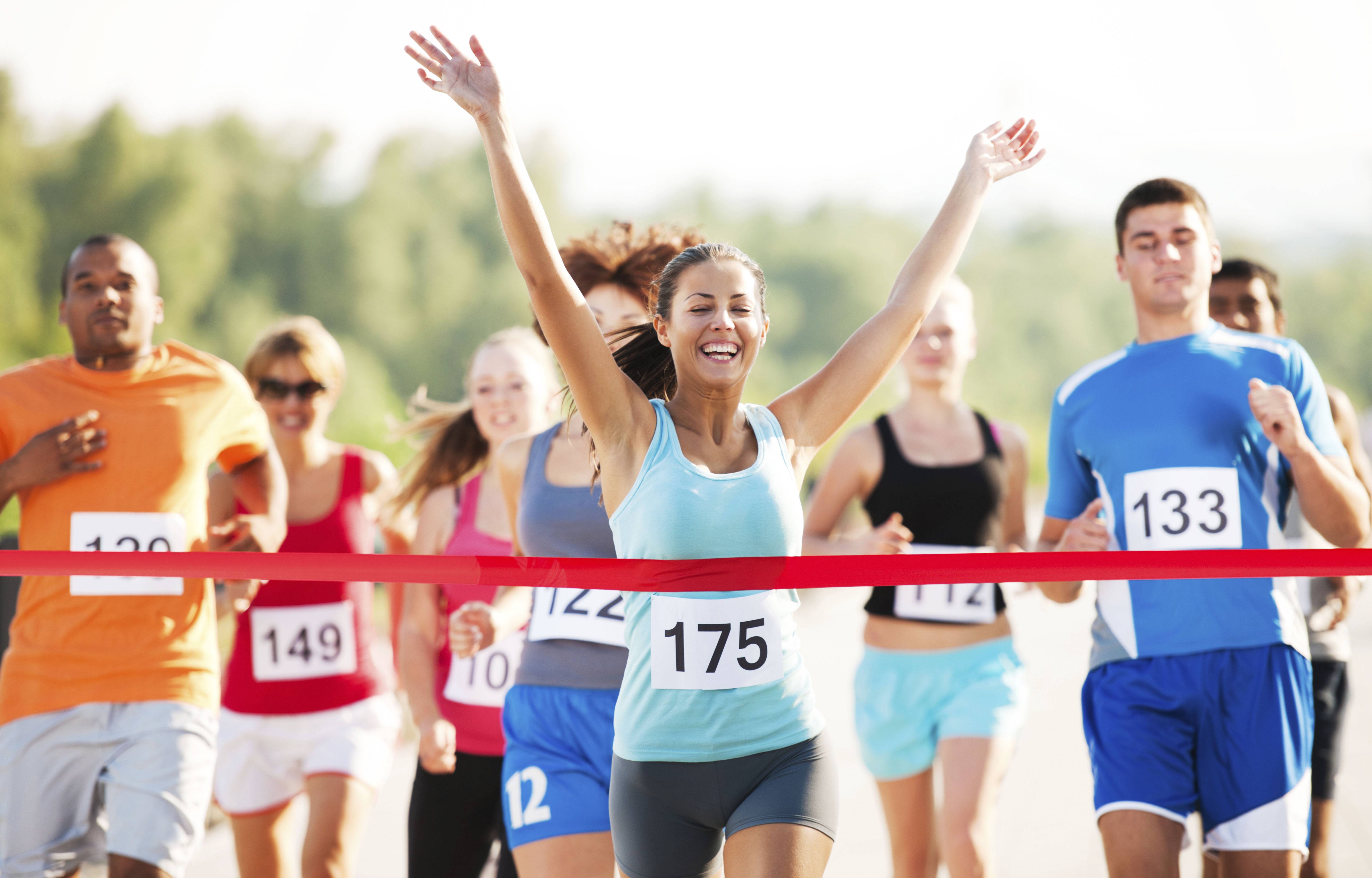 Running in races. Спортсмен на финише. Марафонец на финише. Бегун на финише. Бег финиш.