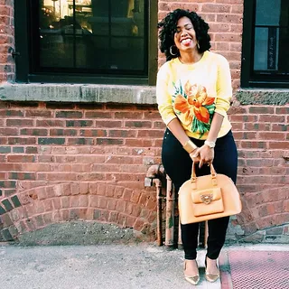 Kelly Augustine - Style blogger Kelly Augustine’s sunny sweatshirt picks up on spring’s floral trend.  (Photo: Kelly Augustine via Instagram)