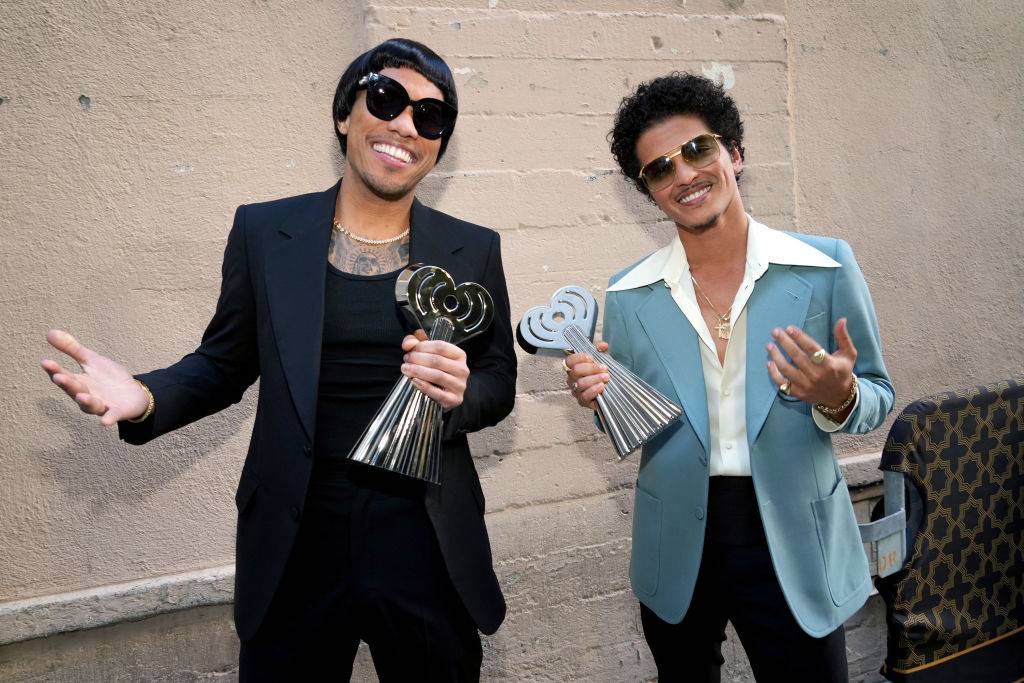 Silk Sonic, de Bruno Mars e Anderson .Paak, encanta com apresentação no BET  Soul Train Awards; vídeos
