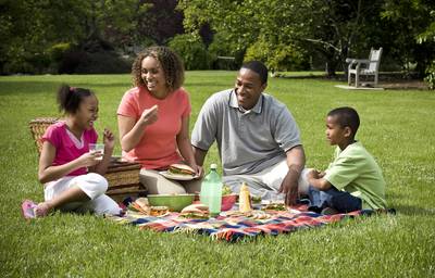 042315-b-real-relationships-fun-ways-to-celebrate-mothers-day-family-picnic.jpg