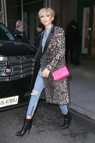Chic - Zendaya was ripping the sidewalk in his fashionable 'fit as she headed to interviews with a few radio stations.(Photo: Felipe Ramales / Splash News)