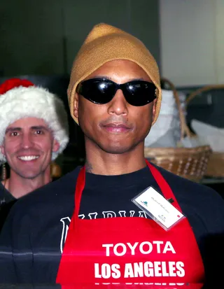 Pharrell Williams - Pharrell Williams puts on an apron to work the Los Angeles Mission Christmas Celebration for the Homeless annual dinner.&nbsp;(Photo: FayesVision/WENN.com)