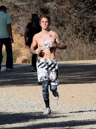 Flex - Justin Bieber&nbsp;turned heads as he went shirtless for a run in Los Angeles.&nbsp;(Photo: Cousart/JFXimages/WENN.com)