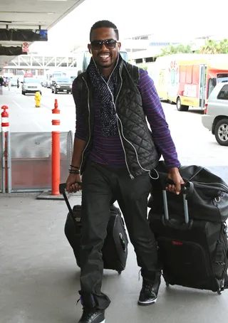 Funny and Fly - Comedian&nbsp;Bill Bellamy&nbsp;is all smiles as he readies to board a flight at Los Angeles International Airport. &nbsp;(Photo: oohsnap/WENN.com)