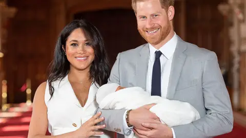 TOPSHOT - Britain's Prince Harry, Duke of Sussex (R), and his wife Meghan, Duchess of Sussex, pose for a photo with their newborn baby son, Archie Harrison Mountbatten-Windsor, in St George's Hall at Windsor Castle in Windsor, west of London on May 8, 2019. (Photo by Dominic Lipinski / POOL / AFP)        (Photo credit should read DOMINIC LIPINSKI/AFP via Getty Images)