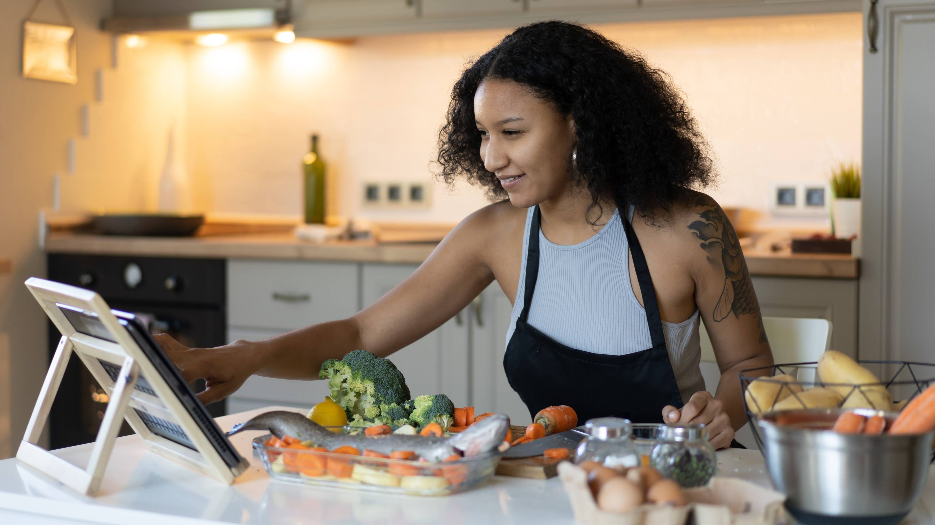 Coi Leray BEATS meat in the kitchen 