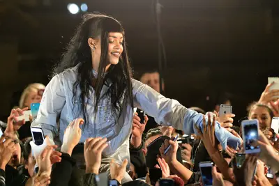 Fandemonium - Rihanna&nbsp;is happily mobbed by a crowd of Parisians as she films a new video near the Eiffel Tower in France.(Photo: INFphoto.com)