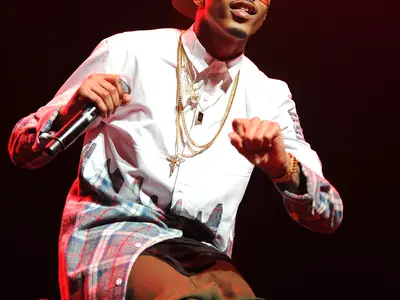 The Crooner - August Alsina performs onstage at the American Airlines Arena in Miami.(Photo: Splash News)
