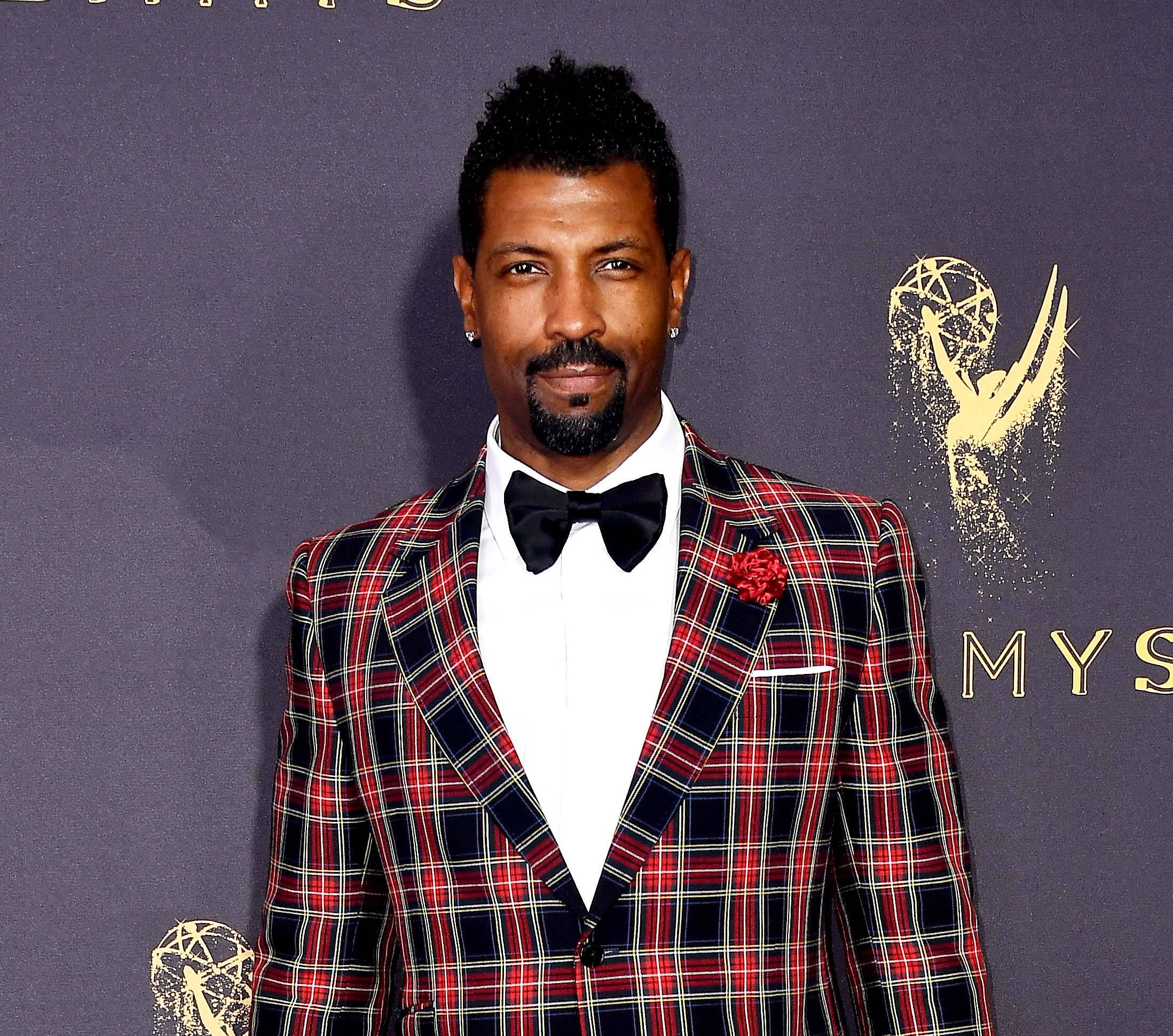 deon-cole-in-red-and-black-plaid-suit