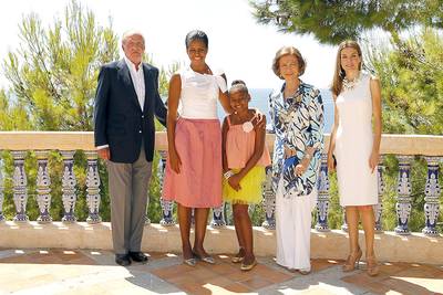 Dateline: Palma De Majjorca, Aug. 8, 2010 - The first lady poses with the family of Spanish King Juan Carolos in Plama De Mallorca, Spain.(Photo by Spanish Royal Press Dept via Getty Images)