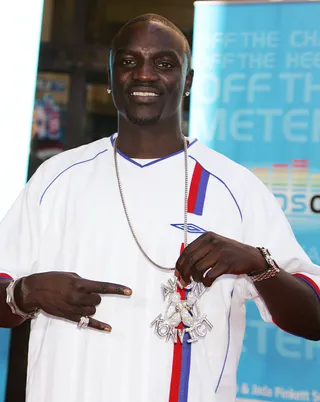 Akon - The Senegalese artist doesn't look so &quot;Lonely&quot; as he silently shouts out his Konvict Music label.(Photo: Jeffrey Mayer/WireImage.com/Getty Images)