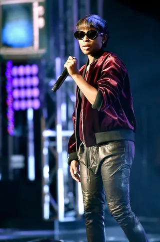 ATLANTA, GA - OCTOBER 09: Dej Loaf performs onstage at the BET Hip Hop Awards Show 2015 at the Atlanta Civic Center on October 9, 2015 in Atlanta, Georgia. (Photo: Paras Griffin/BET/Getty Images for BET Networks)