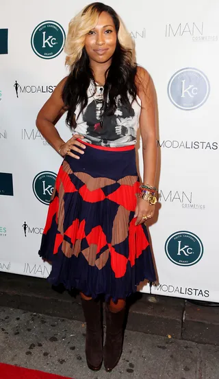 Melanie Fiona - Melanie brings her bohemian style to NYC for a book launch party in a mod skirt and paired with a printed T-shirt.&nbsp;  (Photo: Roger Kisby/Getty Images)
