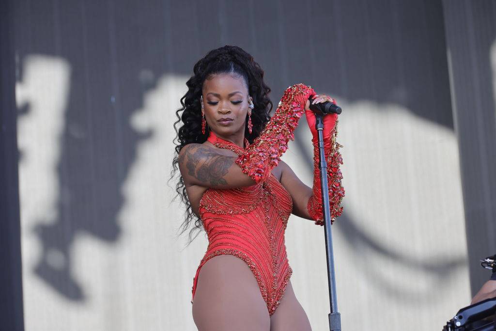 Ari Lennox pairs purple Image 5 from Soul Train Awards 2022 Ari