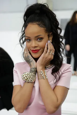 Rihanna - Rihanna knew she looked adorable as she showed off her perfectly sculpted baby hairs. (Photo: JP Yim/Getty Images)