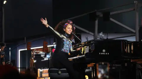 Alicia Keys says 'goodnight' following her performance of John Lennon's &quot;Imagine&quot; to close out the &quot;Alicia Keys Here in Times Square&quot; concert on Oct. 9, 2016. - (Photo: Krista Schlueter/BET)