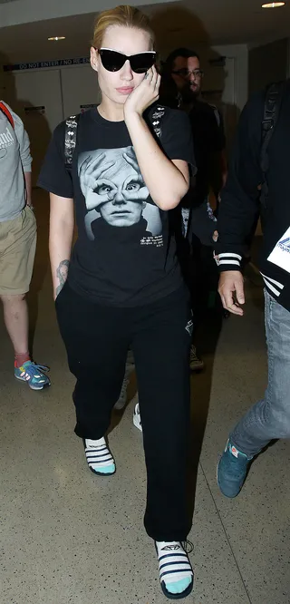 Travel Gear - Iggy Azalea&nbsp;rocks sweatpants and an Andy Warhol t-shirt at Los Angeles International Airport.(Photo: Splash News)
