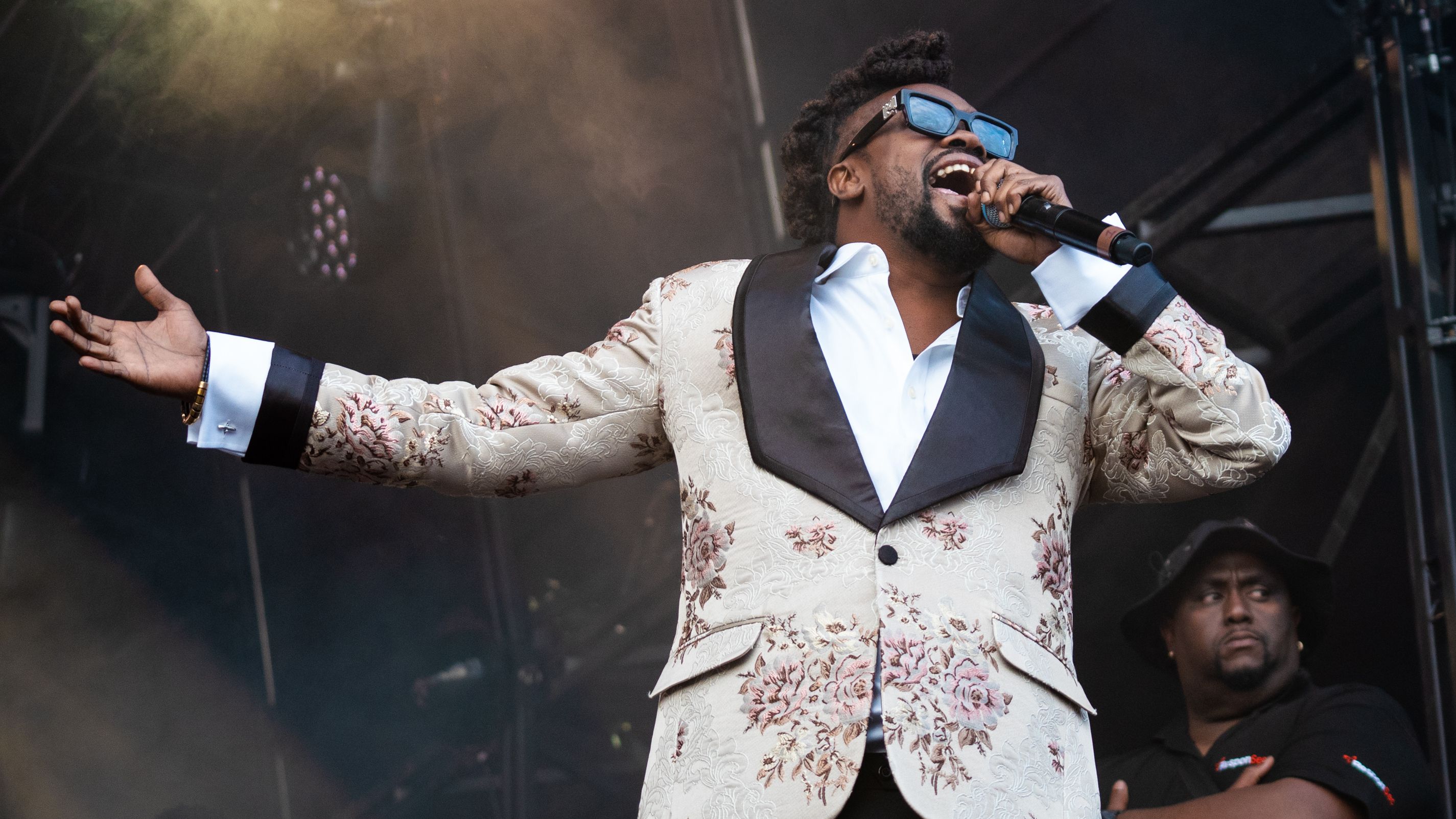 Beenie Man Uses StopOver Flight As Opportunity To Put On Impromptu